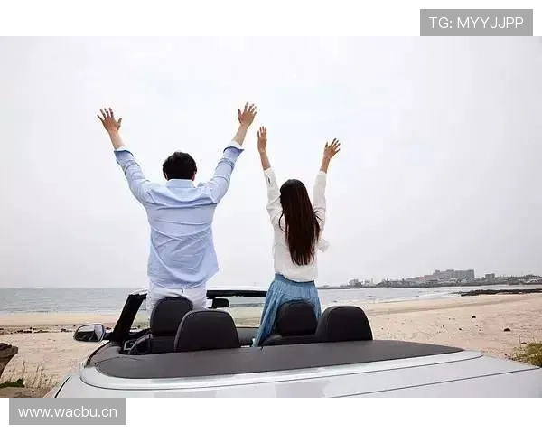 杨昊训练完直接去接娃，球衣都没换，保时捷停幼儿园门口被围观